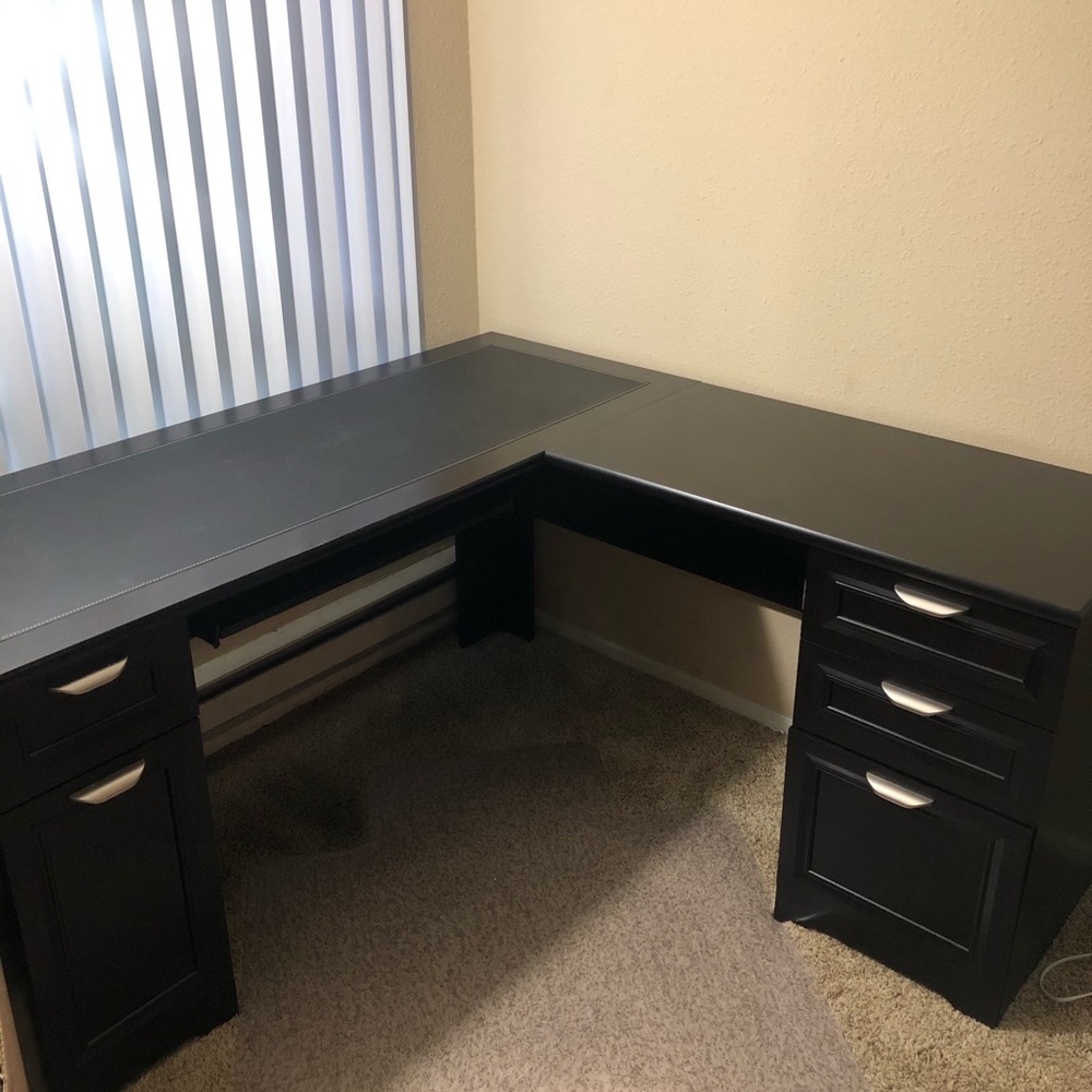 Desk - Picture 3 of 7